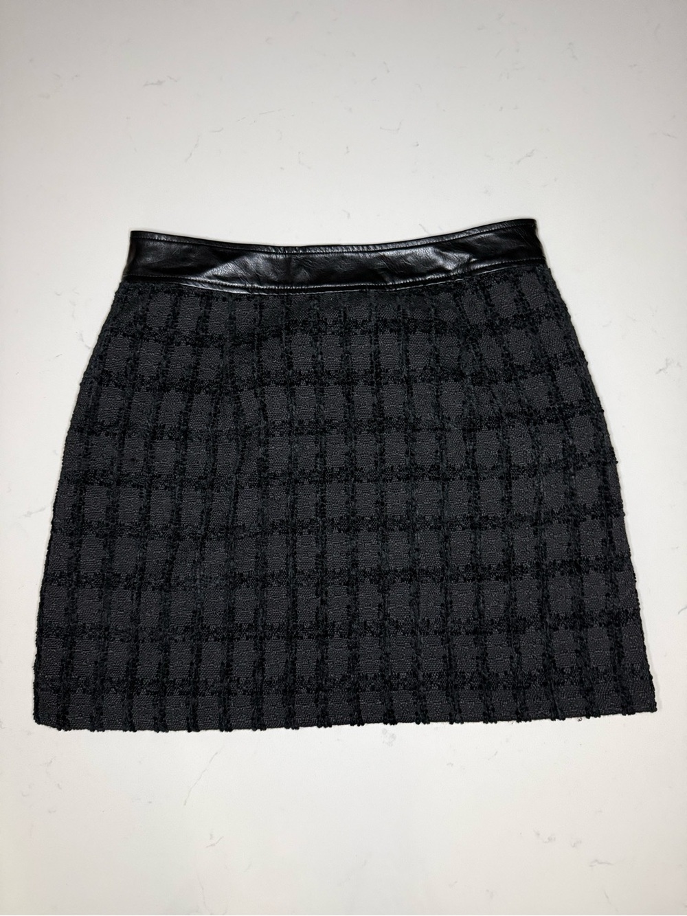 Y2K En Saison Black Mini Skirt with Faux Leather Trim - Picture 2 of 6